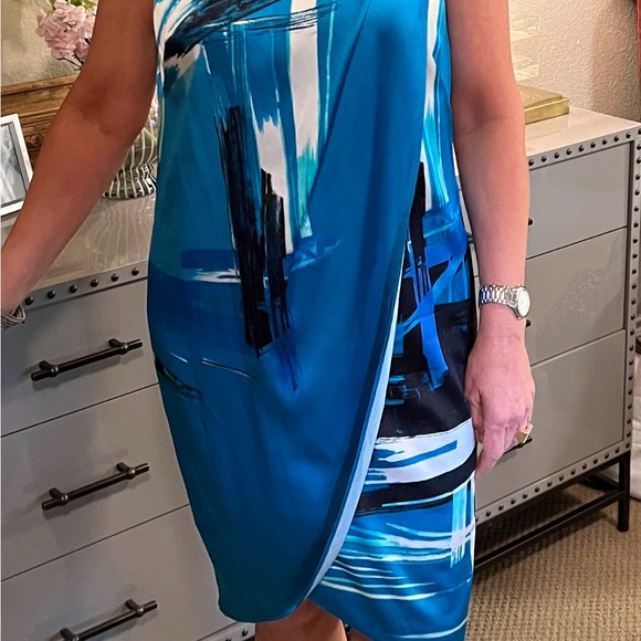 St. John silk dress gently used ( fits like small/ med 6/8) it’s a size 4 - Picture 9 of 9